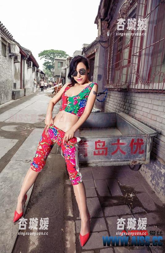 AISS爱丝(钻石版) - 哇，小哲的高清写真，女神一抬眉毛，我的思绪就被拦住了。