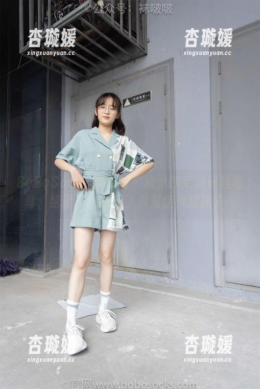 BoBoSocks袜啵啵 - 稚予的定制皮鞋写真，结果让我想起了那对走失的袜子…