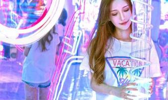 Feilin嗲囡囡 – 娜依灵儿的牛仔裤私拍，原图里藏着点小俏皮！