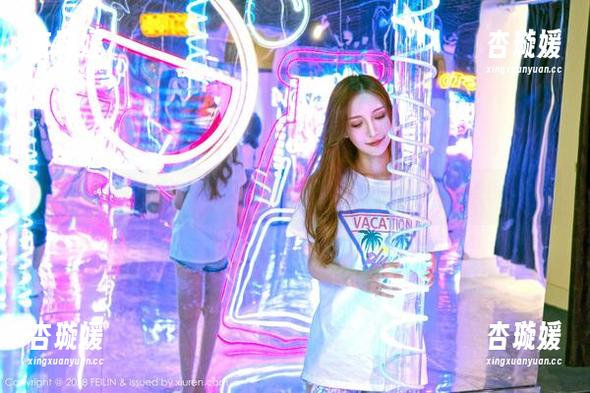 Feilin嗲囡囡 - 娜依灵儿的牛仔裤私拍，原图里藏着点小俏皮！