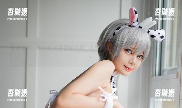 在线享用：Hachi小芭穿的红裙，怎能不让人想起某种美味的小饼干呢？