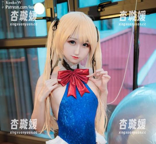 套图中的KuukoW，清纯得像是隔壁家的小妹，全无圣光的牵绊，纯一利落。