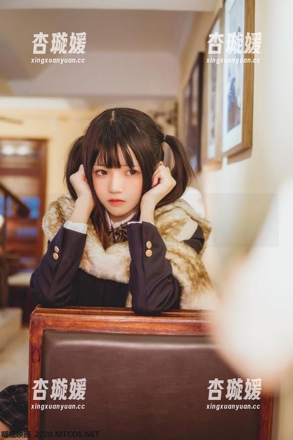 喵糖映画图包里藏着啥？红色校服美眉的秘密不止于美。