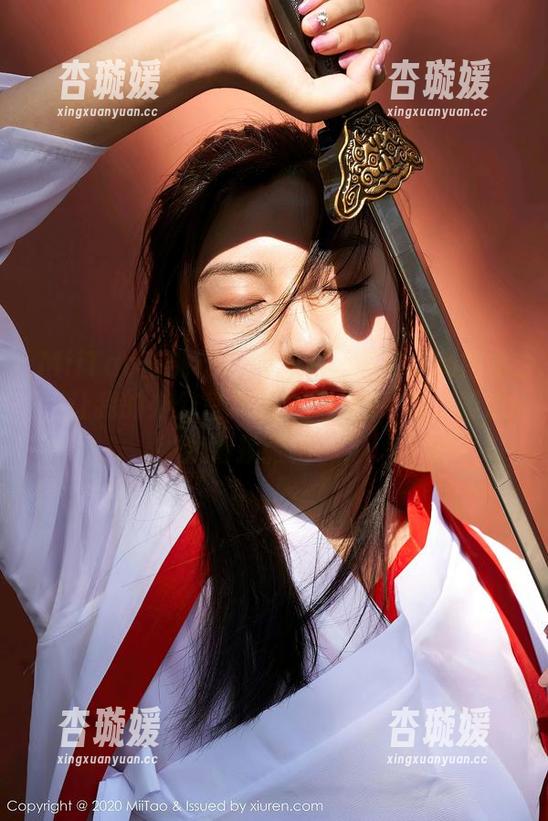 MiiTao蜜桃社 - 探索温心怡的定制图集，让我的办公室灵感也Hit爆，呃，难道我得换张椅子？