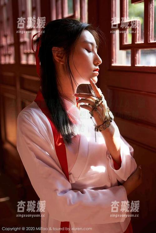 MiiTao蜜桃社 - 韵莉娜VANILLA、油亮图包，咋一看让我想到了深夜小吃铺...哈哈
