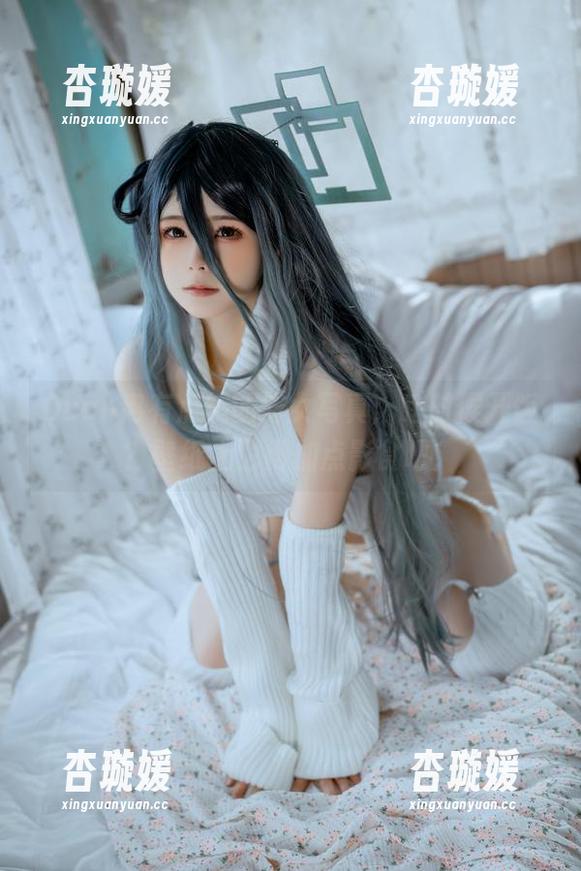 Quan冉有点饿的修女写真：啥时候开饭？壁纸上也得加点影食吧！