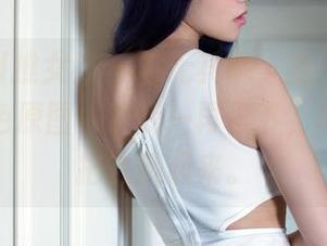 TuiGirl推女郎 – 若无其事，翻一翻何何夕的白色原图，让我一再停下，真想偷偷把它藏起来。