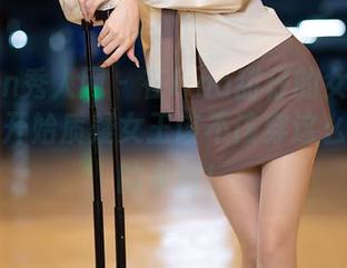 Xiuren秀人网 – 在tina甜仔的女王写真中，我开始质疑女王该不该穿这么多夸张的衣服！