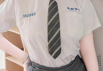 Xiuren秀人网 – 在妙可可Cheese的套图中，她的连衣裙似乎在悄悄说：“来呀，给我点掌声！”