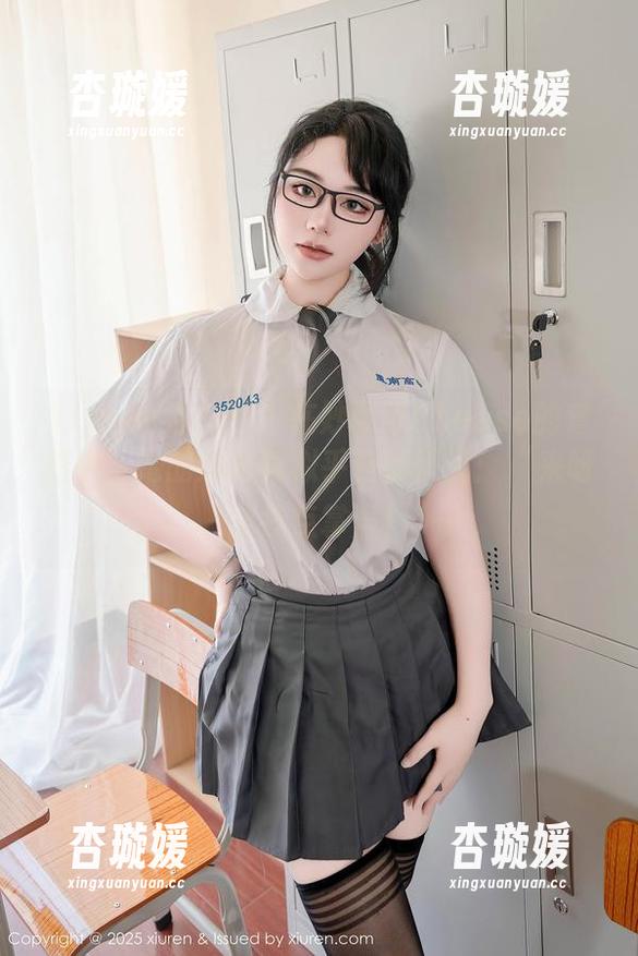 Xiuren秀人网 - 在妙可可Cheese的套图中，她的连衣裙似乎在悄悄说：“来呀，给我点掌声！”