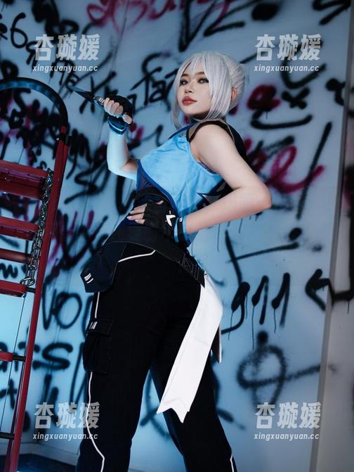 在ZinieQ的高清写真里，玛丽·罗斯不仅要死或生，还要时不时给你献上一记‘萌’！