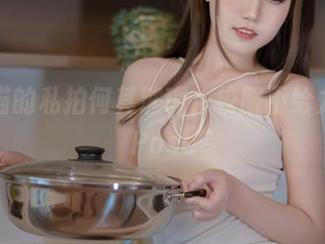 不呆猫的私拍何其璀璨，校服不给力也要Pose