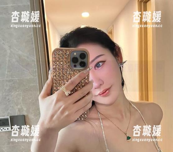 微密圈 - 不爱笑的赛琳带你玩转最新渔网袜，图中有钻，心中拼图。