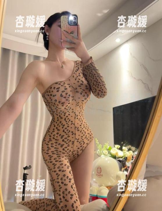 微密圈 - 不爱笑的赛琳的身材比圣光还强，图片倒是让人重拾信心！