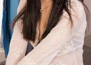 克拉女神 – 白裙、长发配上嘉萌那清新气质，这照片完全是杀伤力满满啊，得小心中了毒。