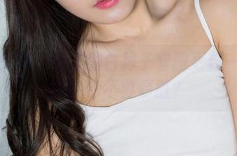克拉女神 – 妮子的白裙子套图更新——谁说白色不容易脏？
