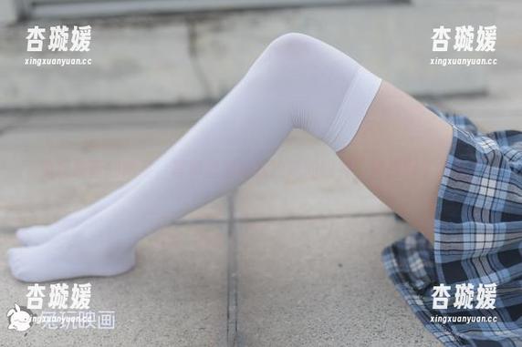 兔玩映画的精灵，写真里那略显狡黠的眼神，捕捉到了什么？