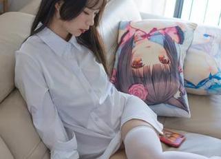 制服和白丝之间，似乎隐藏了点什么，兔玩映画的图片总是让人想多念几遍！