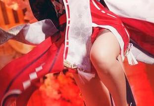 忍野忍与冲田凛花rinka：浴缸里的甜蜜诱惑，壁纸别走！