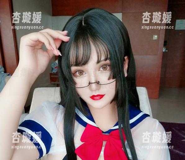 图集时间：夏鸽鸽不想起床的私拍能不能再冒险一点？约尔太太泳衣也太绝了！