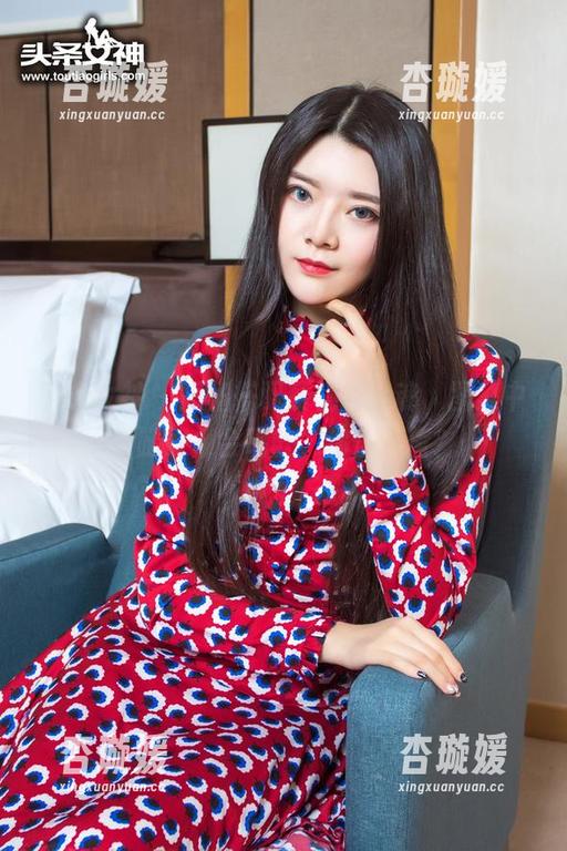 头条女神 - 短裙搭配蔡楠的灵魂，图集中长腿好像会唱歌，你信不信？