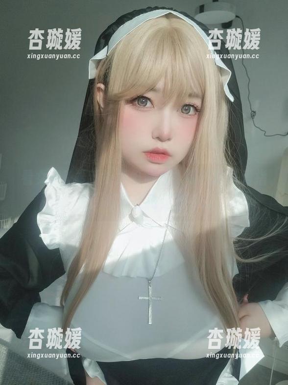 看女主K最新的那组照片，制服的可爱指数，好像在飞速攀升...