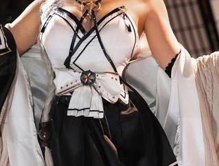 美图里的如月灰，穿上制服…额，说不出感觉，似乎是诡异的诱惑？