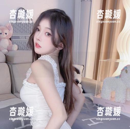 小小奶瓶儿 套图里的她,仿佛把迦南演绎成了个小精灵,小小奶瓶儿怕是摔了不少角色。