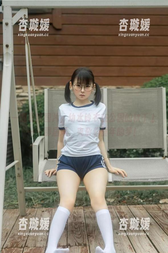 一组最新图片，幼水铃衣在公园的秋千上——那届风，夹杂着童年的梦！