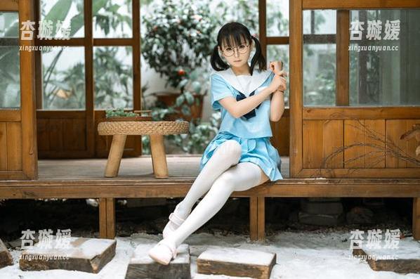 幼水铃衣 黑色是个魔性的话题,幼水铃衣的套图让我想起了成吨的内心戏,咋就这么LOW呢。