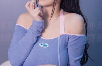 原图展现了吉他妹妹2.0，把无颜小天使wy的脸全部用手挡住了…唔，你懂得！