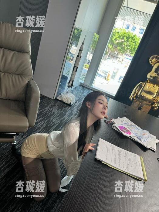 是小逗逗 微密圈 - 是小逗逗的短裙,是能勾起回忆的春天,无圣光,看来我掉进了套图的陷阱里。