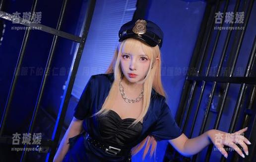和服下的杏仁曲奇，用照片勾勒出一种懵懵懂懂的状态，啊！所以我在看什么？