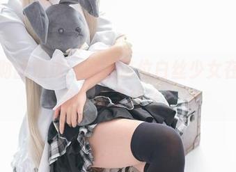 森萝财团精选：瞧，这位白丝少女在手机里发现了什么？