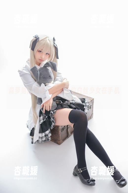 森萝财团精选：瞧，这位白丝少女在手机里发现了什么？