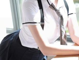 模范学院 – 裸足的吴思晚写真全集：意外的脚步声