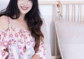 物恋传媒 – 泡泡大人的薄灰丝时间：看这双脚尖加固款的资源，你可别小看哦！