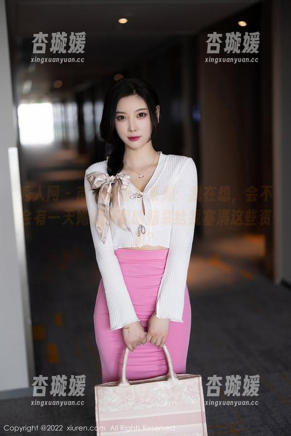 秀人网 - 南乔的粉色系列：我在想，会不会有一天她打开我的脑袋给我塞满这些资源？