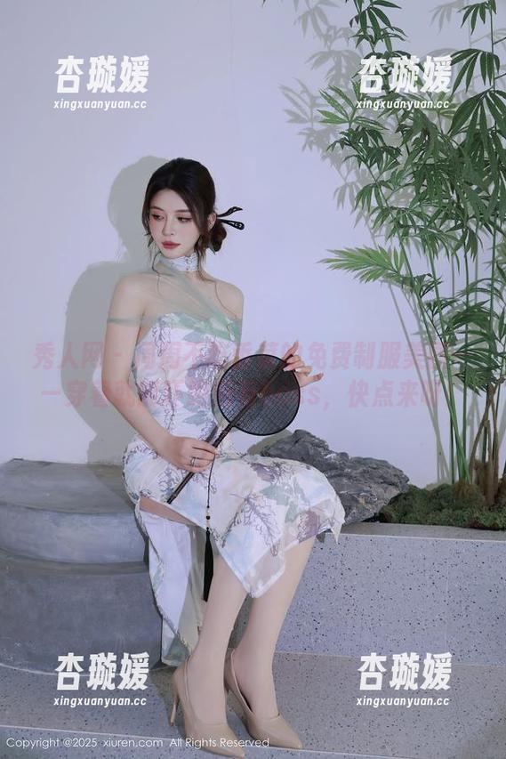 秀人网 - 周周不吃香菜的免费制服美图——穿着就能吓跑所有boss，快点来呀！