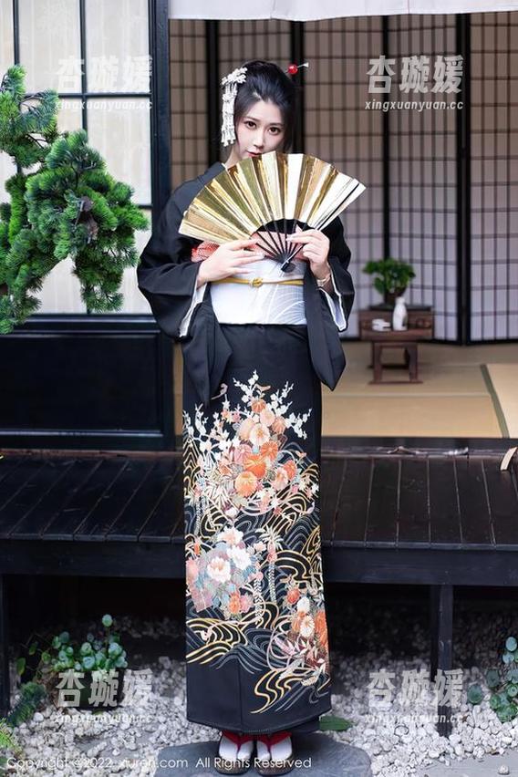 秀人网 - 写真随意，徐莉芝Booty的套装里满是小心思。