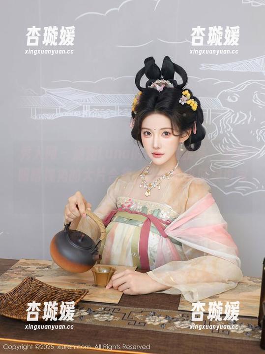 秀人网 - 涵涵Luna的吊带观察集，全新眼睛视角的大片合集，头疼的小脑袋也完美拍摄！