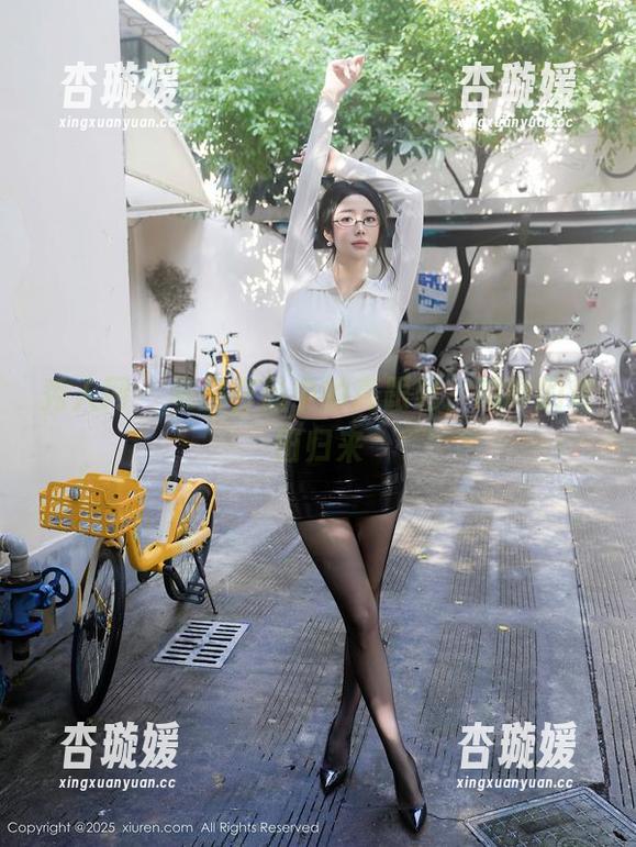 秀人网-麦田 秀人网 - 私房作品中的高跟鞋,喧哗的麦田归来