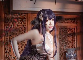 翎柒菜菜的套图分享：黑夜中的护士，隐秘的魅惑