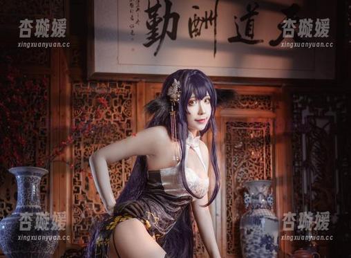 翎柒菜菜的套图分享：黑夜中的护士，隐秘的魅惑
