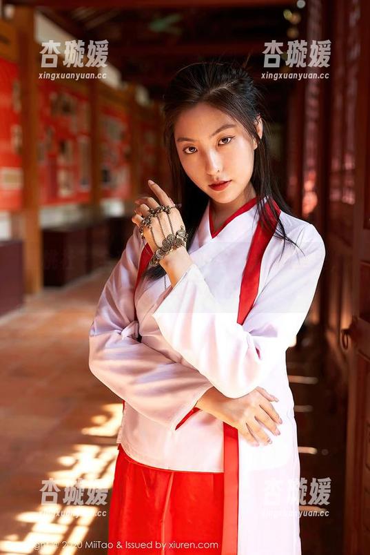 蜜桃社 - 全套下载教师结衣：在教室里，玩得还真不亦乐乎