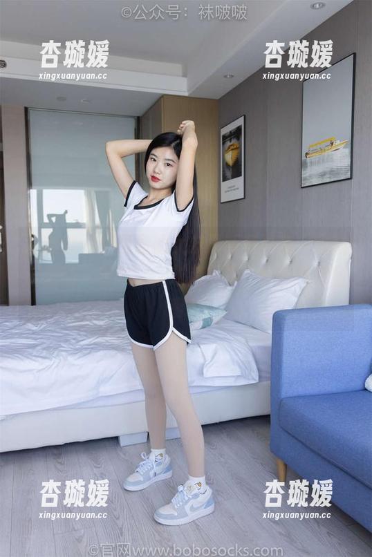 袜啵啵 - 甜甜圈的女友最新写真集，潜意识里的“爱恋”，或者只是一份淘气的甜蜜？