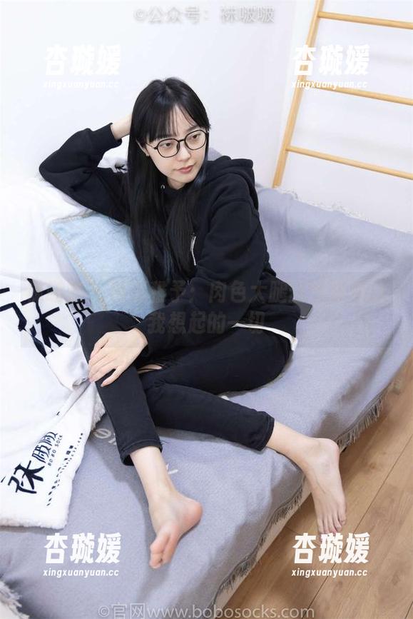袜啵啵 - 懵逼稚予：肉色大腿丝写真与让我想起的一切