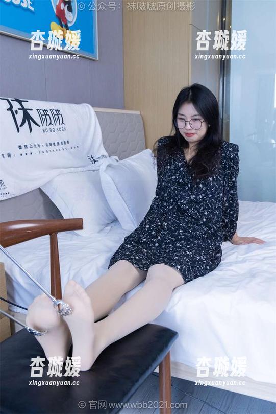 袜啵啵 - 装扮酷炫的稚予，最新皮衣套图不怕你们失眠