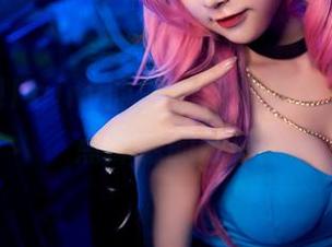 打开阮邑Fairy的图包，少女写真带着一点肆意的味道