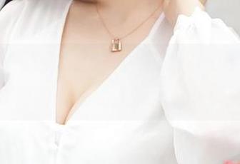青豆客 – 这张图片里的汪佩妮Penny，连衣裙的大胆让人摸不着头脑…